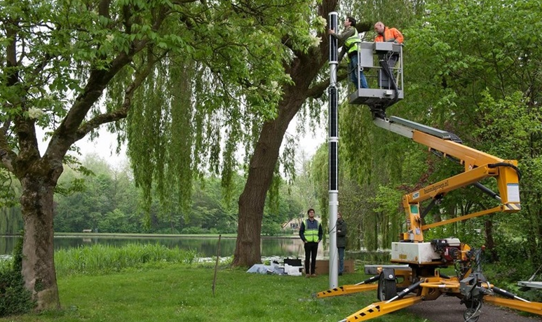 soluxio stolpe monterad i grön park miljö