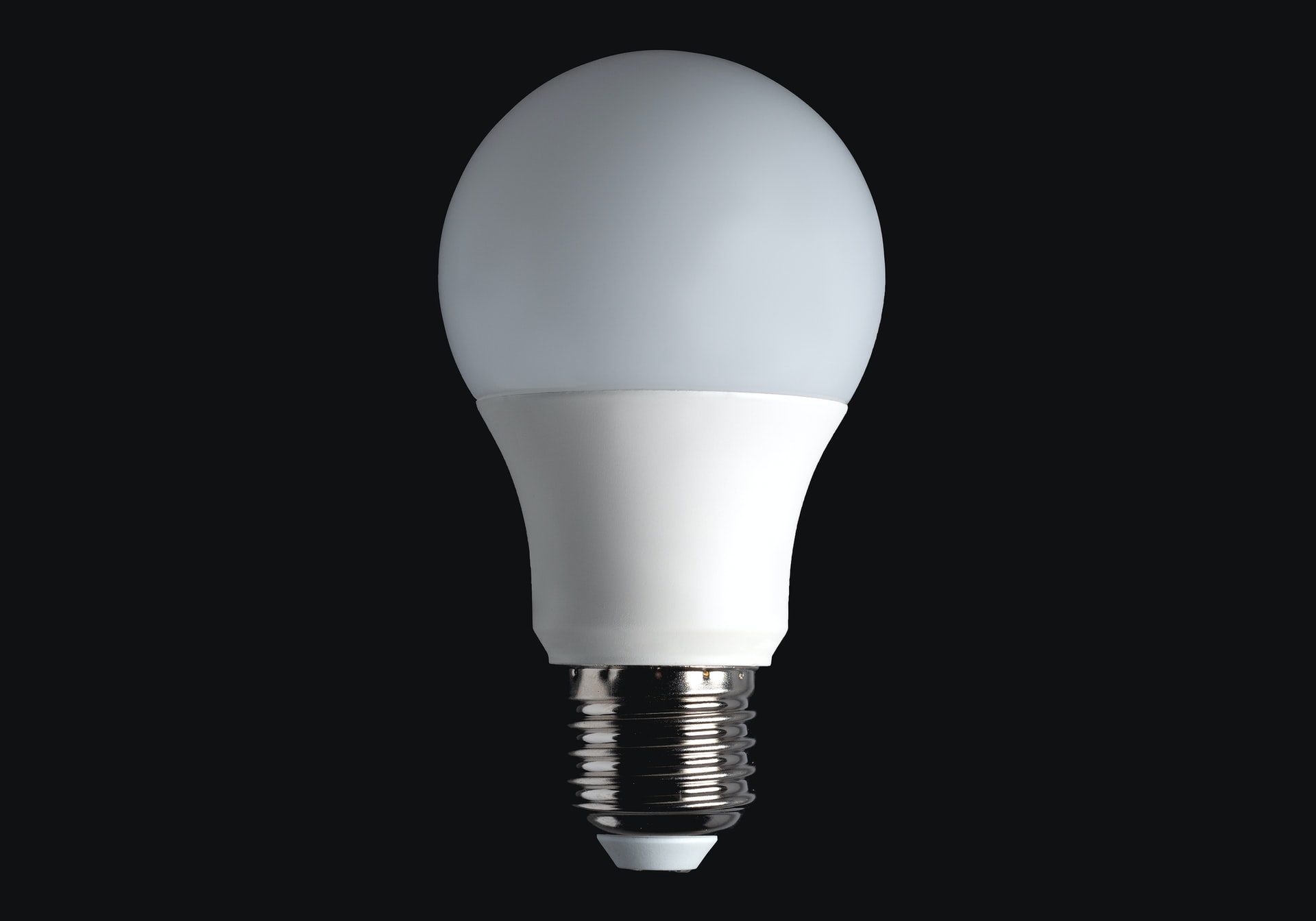 federico-bottos-TuAtSs8peoM-unsplash glödlampa framför en svart bakgrund